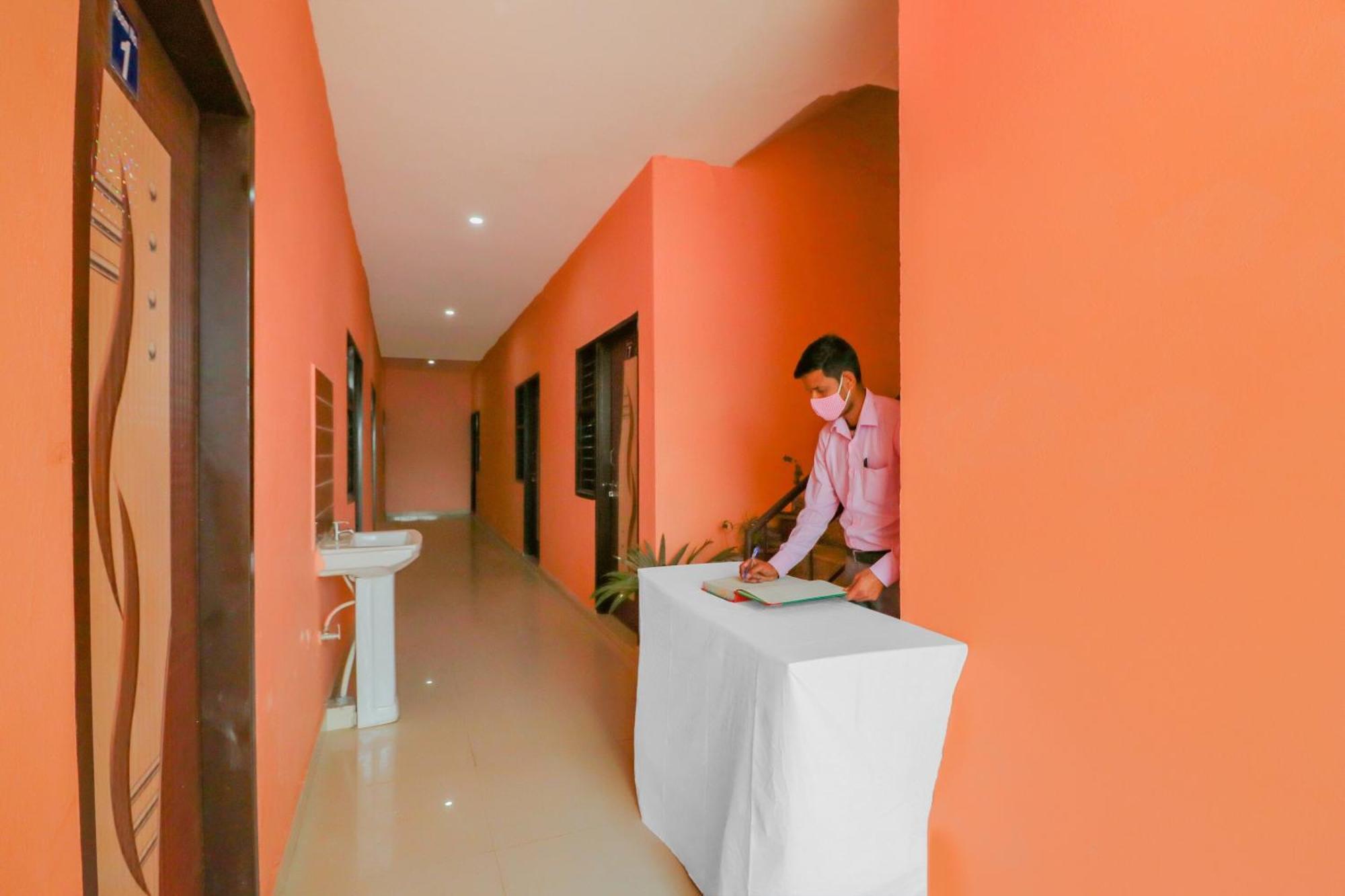 Hotel O Bhardwaj Guest House Garhi Harsaru Екстериор снимка